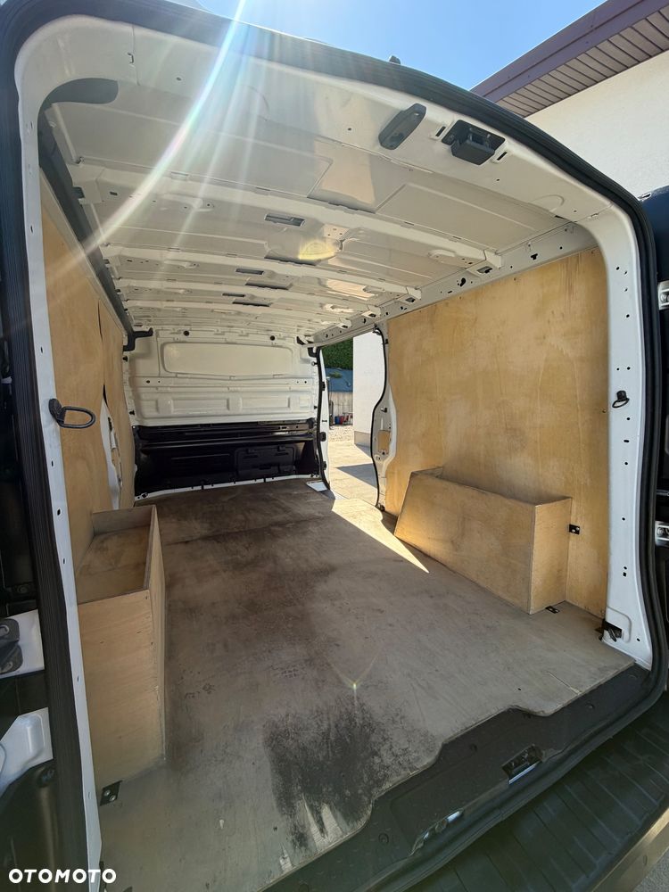 Renault Trafic Długi Blaszak L2H1 Renault Trafic Blaszak 2.0 - 17