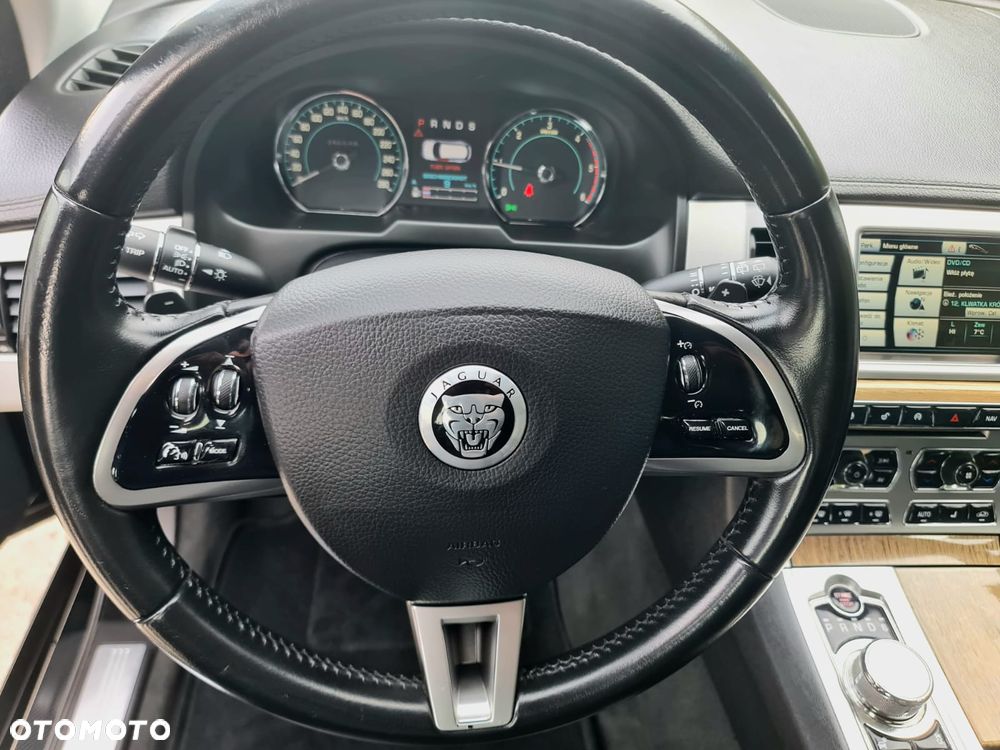 Jaguar XF 2.2 D R-Sport - 24