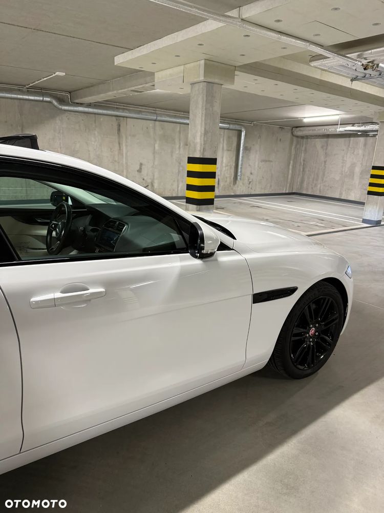 Jaguar XE 2.0 P250 R-Dynamic SE - 9
