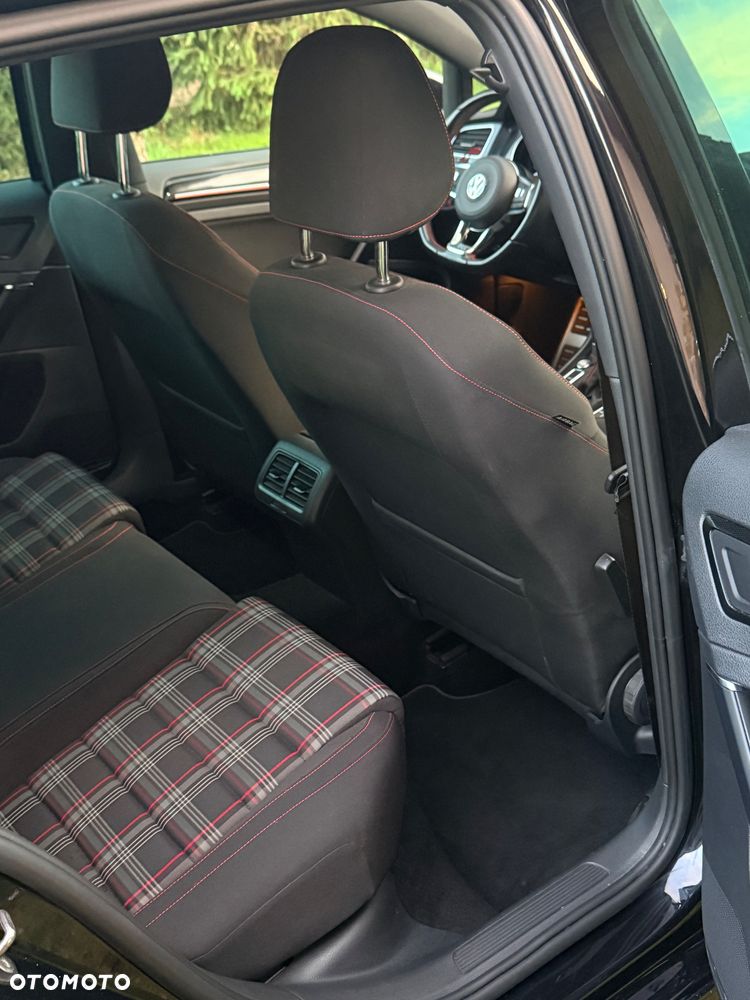 Volkswagen Golf - 17