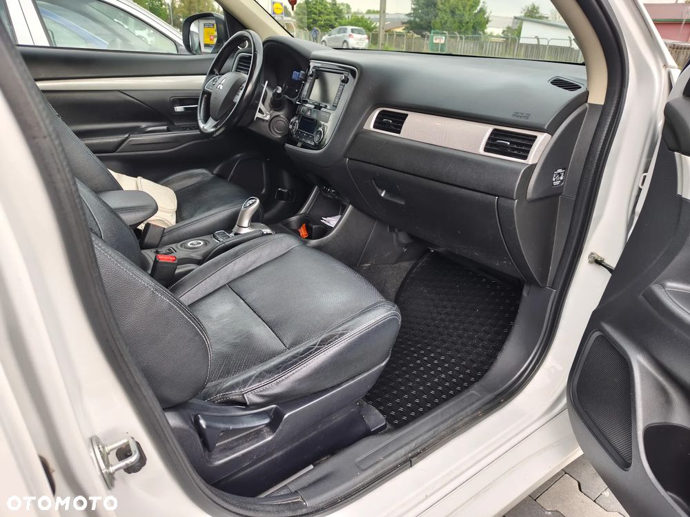Mitsubishi Outlander Instyle NAVI + - 11