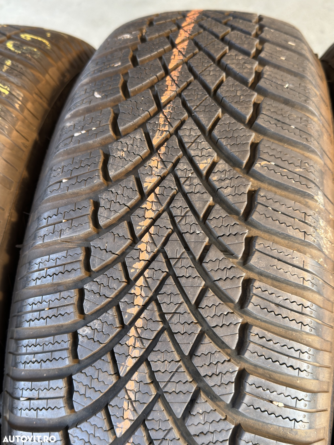 Vând 4 anvelope 215/65/17 bridgestone de iarnă ca noi - 4
