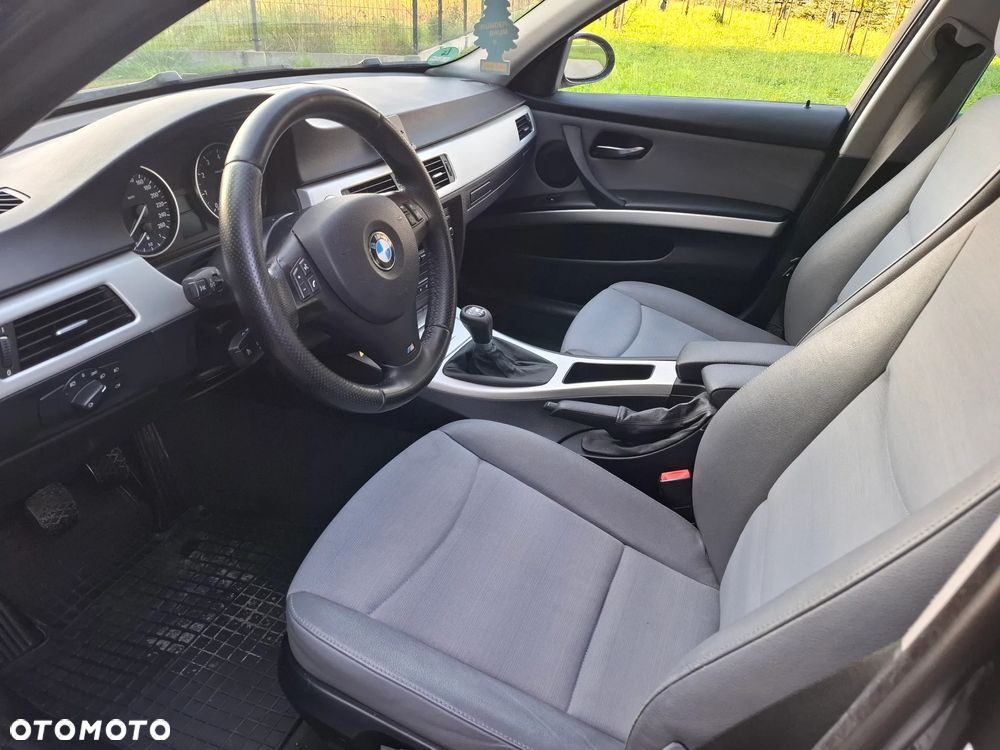 BMW Seria 3 320i Touring - 10