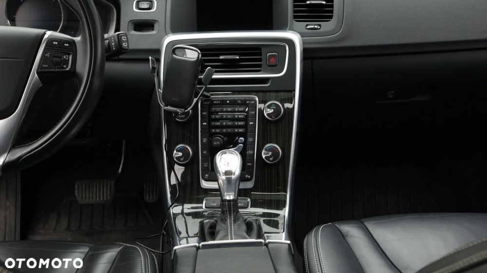Volvo V60 D6 AWD Plug-in Hybrid R-Design Summum - 15