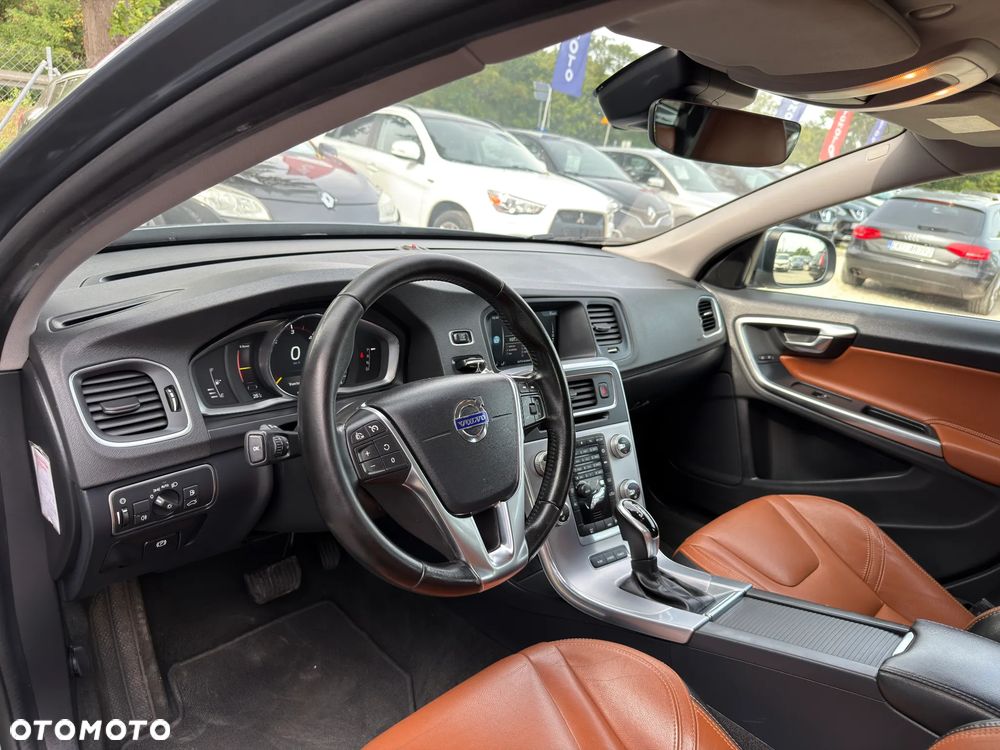 Volvo V60 D6 AWD Plug-in Hybrid R-Design Momentum - 21