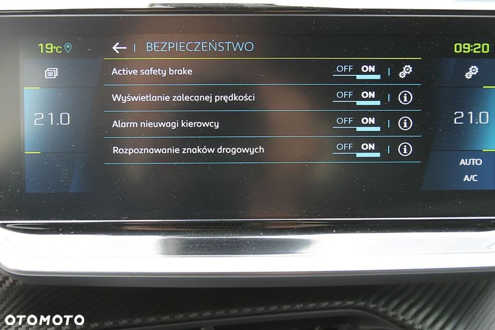Peugeot 2008 50kWh Allure - 34