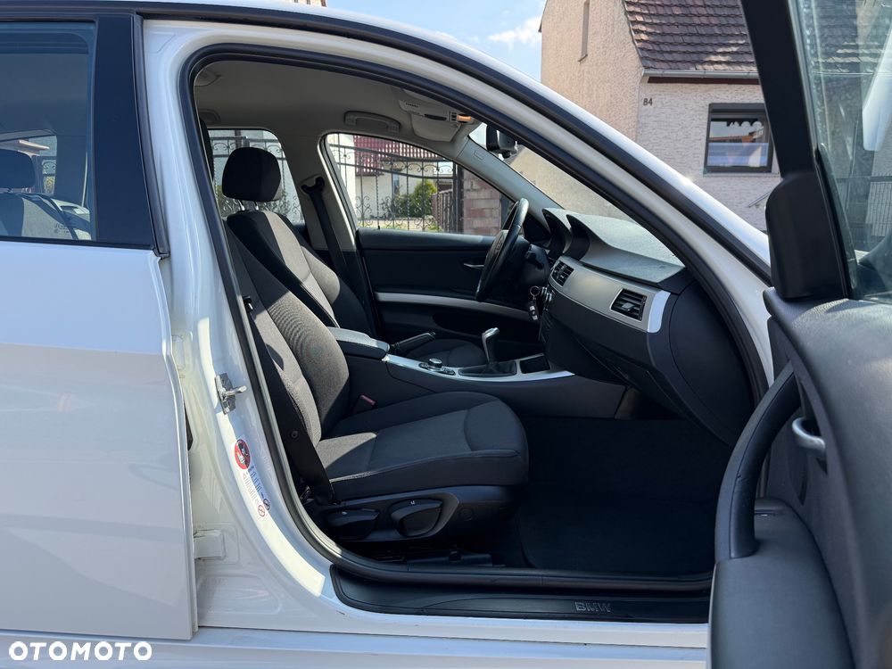 BMW Seria 3 320d xDrive DPF - 19