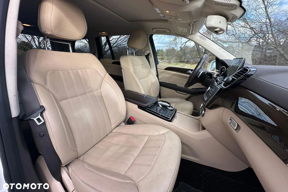 Mercedes-Benz GLS - 32