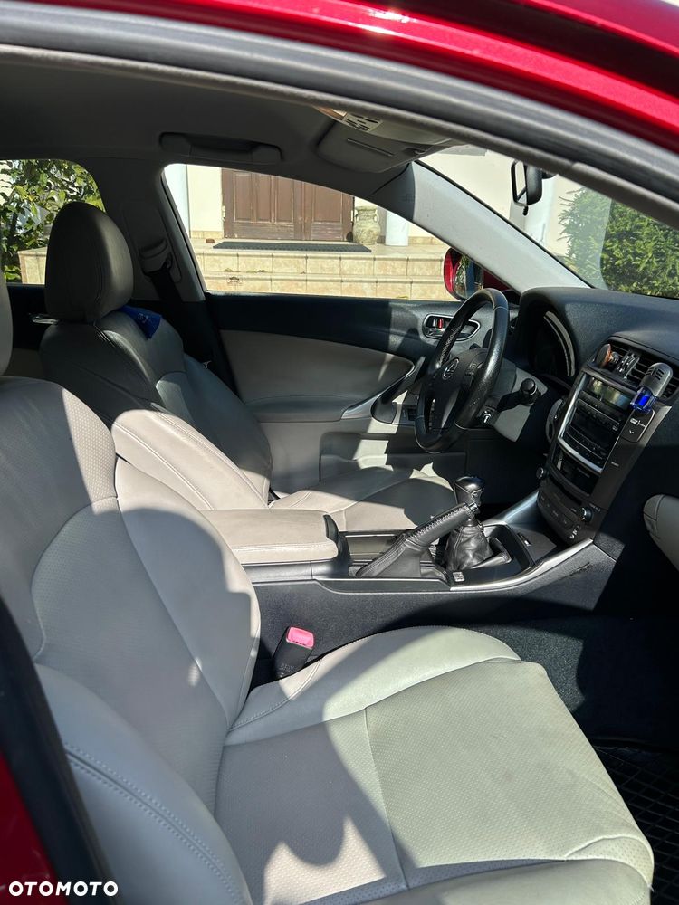 Lexus IS 220d - 12