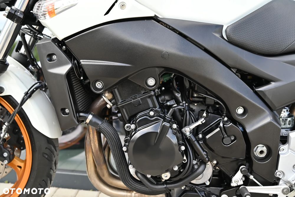 Suzuki GSR - 11