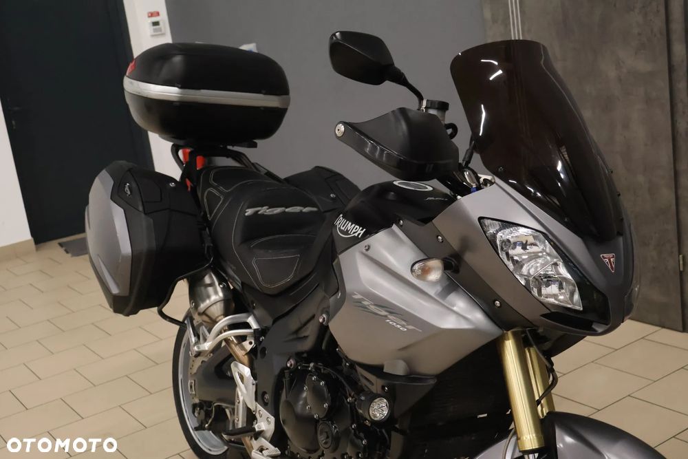 Triumph Tiger - 1