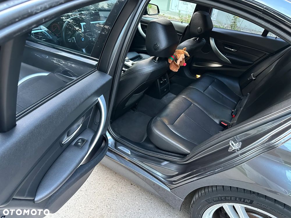 BMW Seria 3 325d M Sport - 26