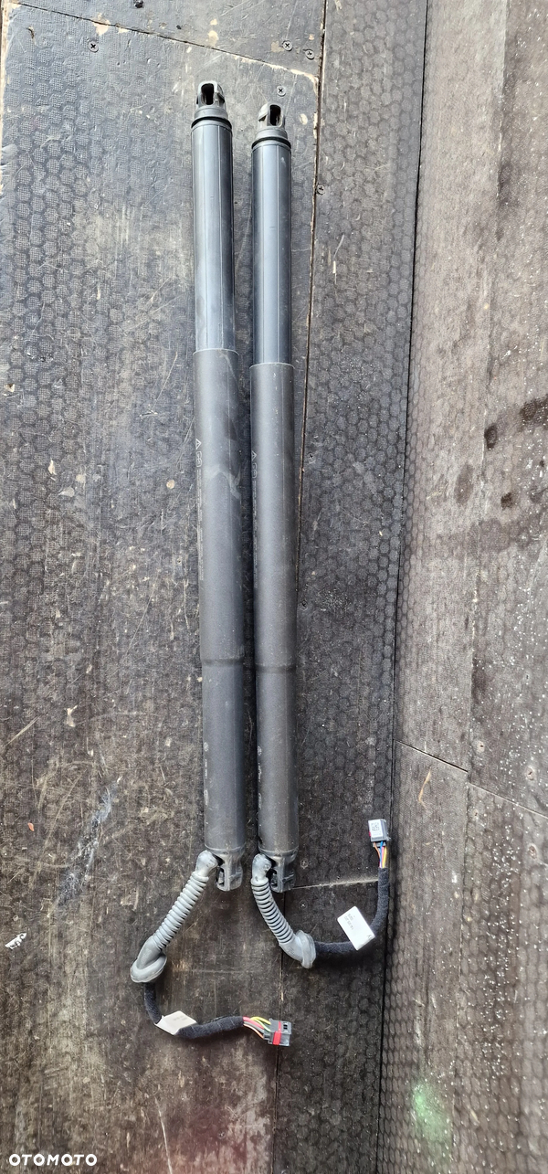 SIŁOWNIK ELEKTRYCZNY KLAPY BAGAŻNIKA PRAWY LEWY 657827852C 657827851C SKODA Scala