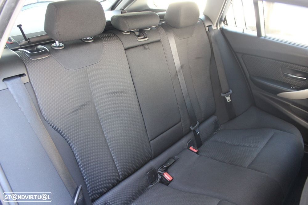 BMW 320 d Touring EfficientDynamics - 18