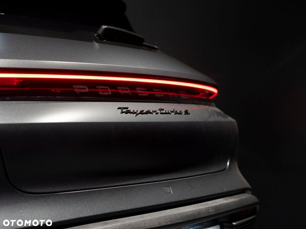 Porsche Taycan Turbo S - 13
