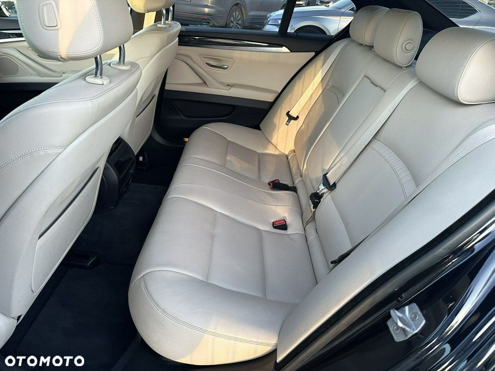 BMW Seria 5 528i xDrive - 32