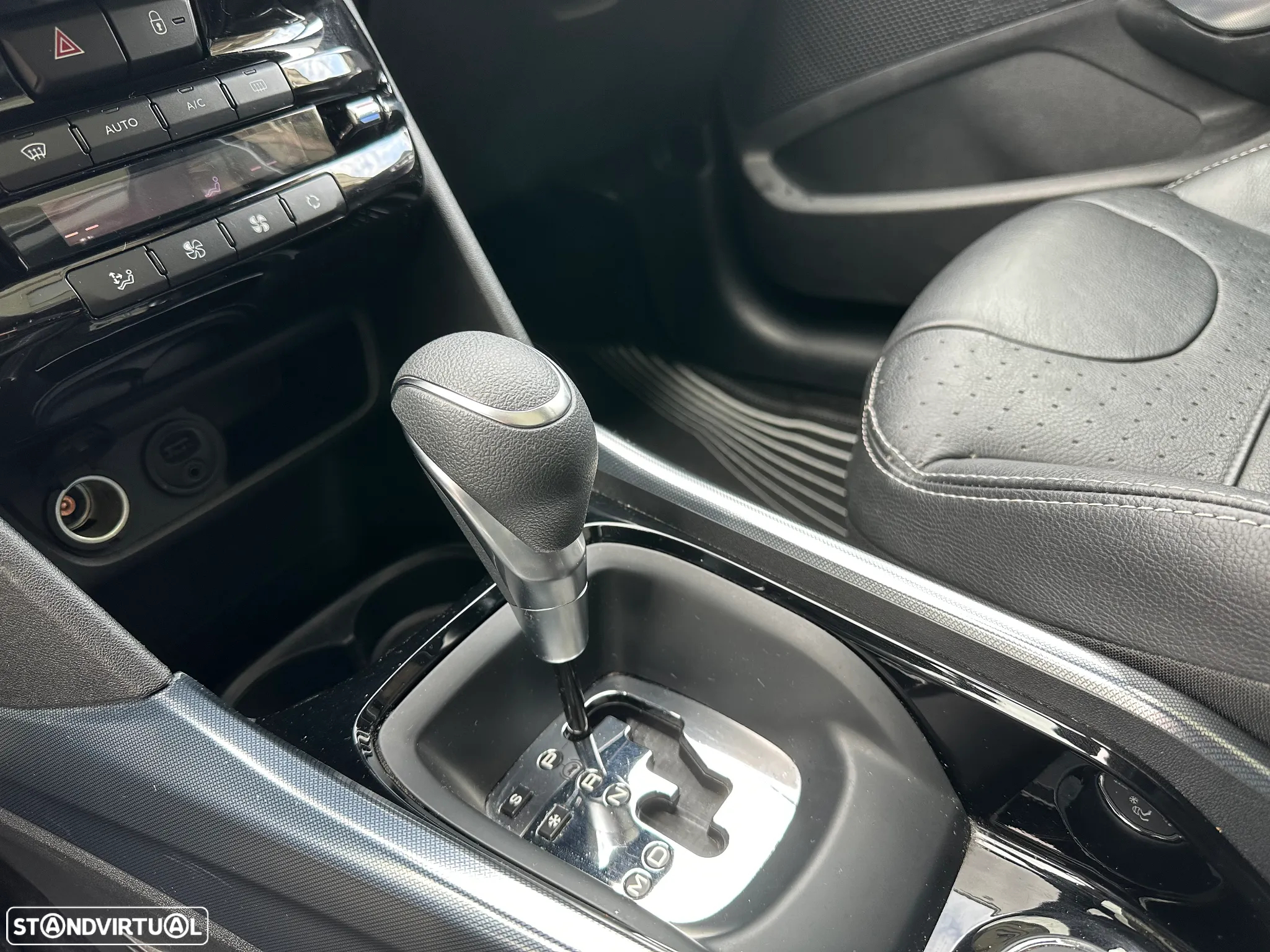 Peugeot 2008 1.2 PureTech Allure EAT6 - 18