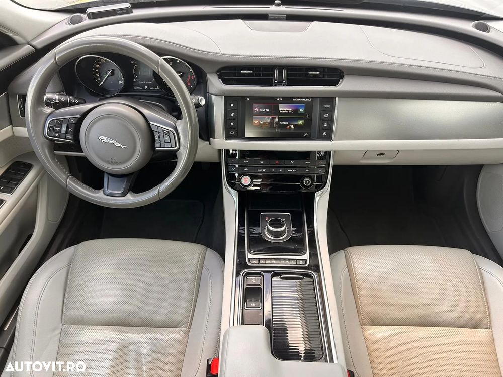 Jaguar XF 35t Prestige - 8