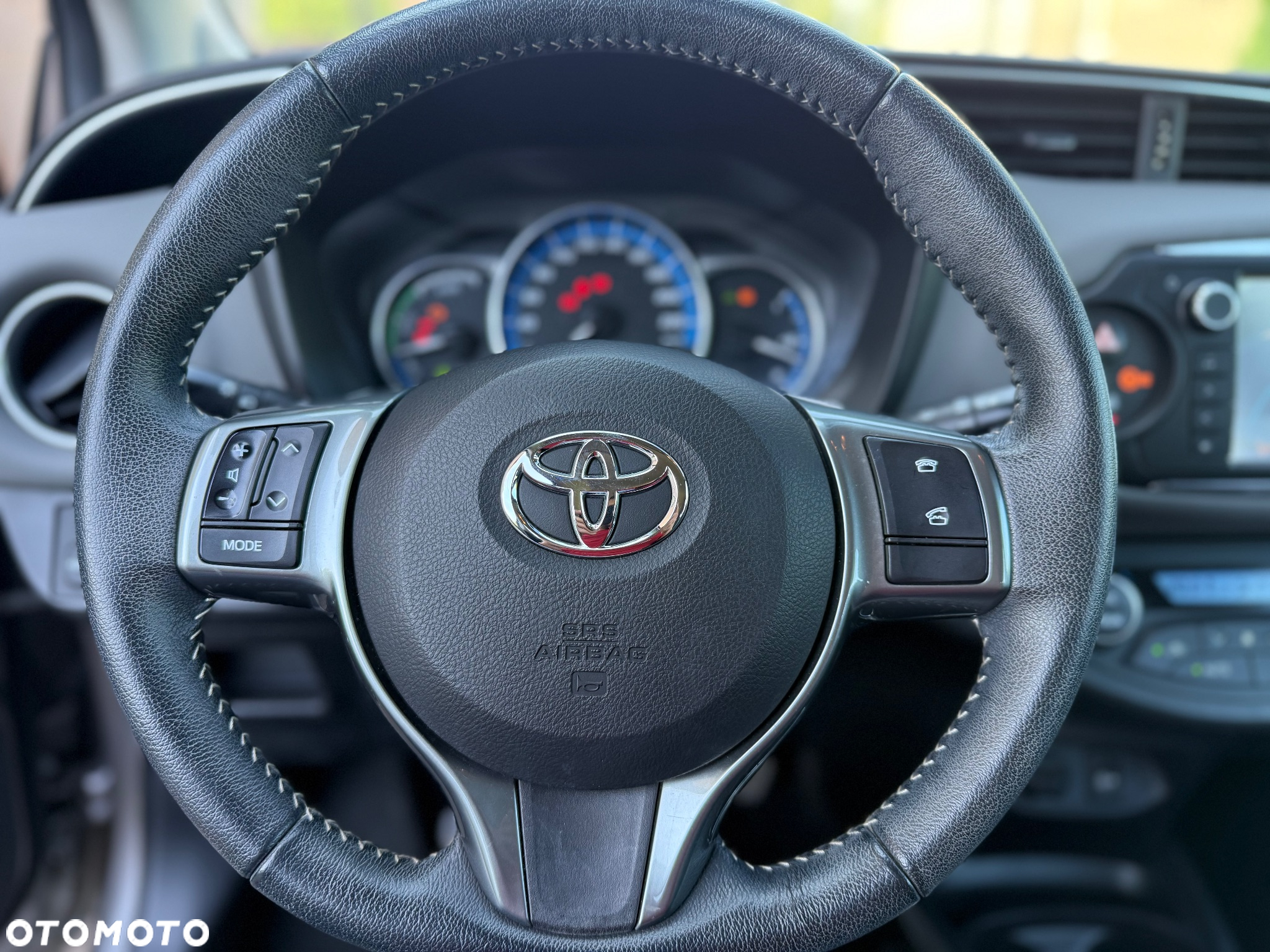 Toyota Yaris Hybrid 100 Premium - 10