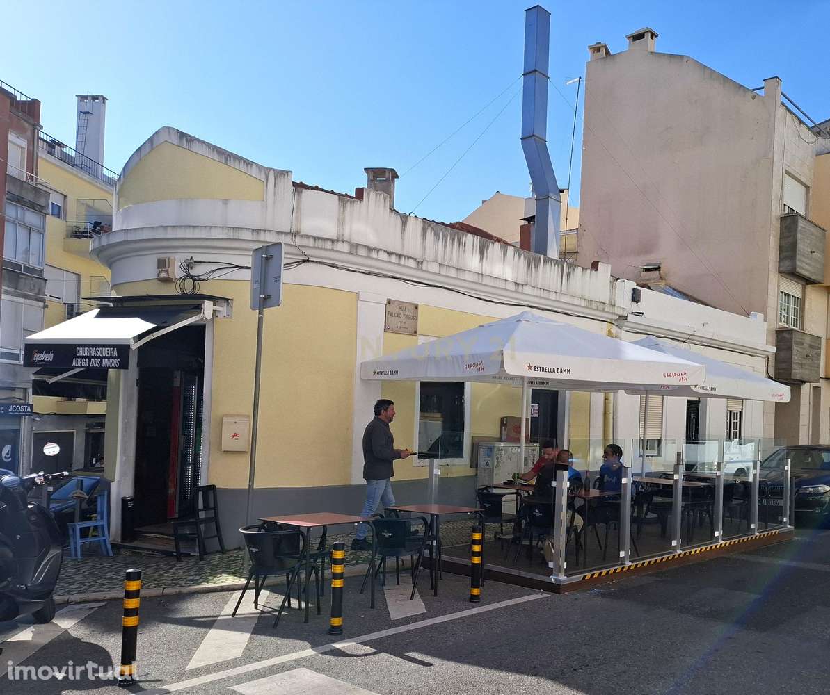 Churrasqueira restaurante com duas esplanadas, a funcionar há mais de - Grande imagem: 2/21