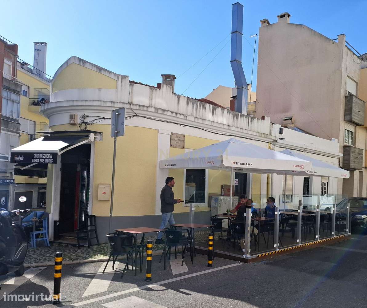 Churrasqueira restaurante com duas esplanadas, a funcionar há mais de - Grande imagem: 2/22