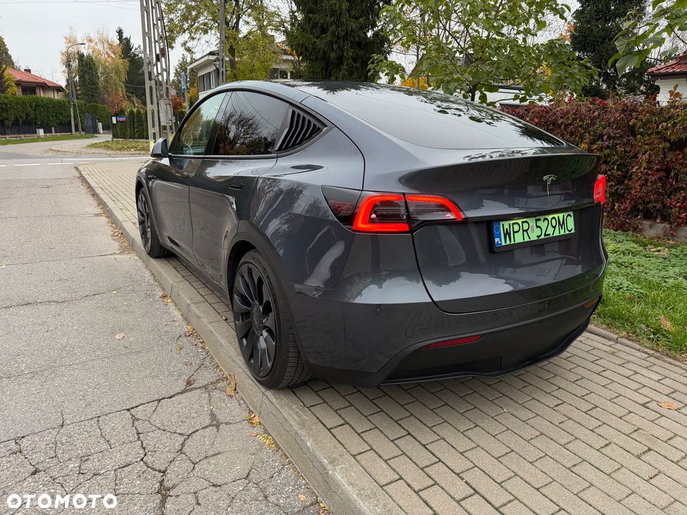 Tesla Model Y Long Range AWD - 3