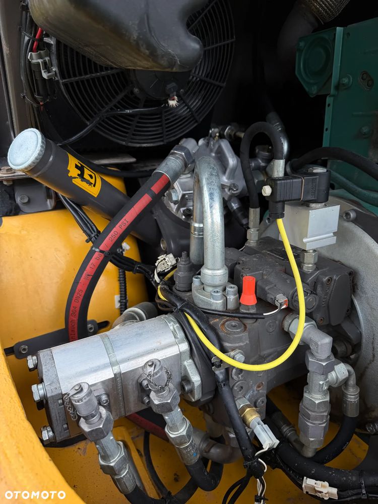 Volvo L25F Ładowarka Kołowa łamana 2015 rok. Jak Nowa! Oryginał łyżka i widły. Mocny silnik 4 cylindry. Zero luzów i wycieków. Aktualne Badania DEKRA BMWT. Wielka Okazja. Maszyna jak nowa z Salonu. 2600 mtg. Pochodzi z Norweskiego urzędu gminy. Dodatkowe linie Hydrauliczne. Szybka wolna Jazda Rewers Hydrostatic. Wersja Norwesk Mocne doświetlenie dodatkowe grzanie. kabina Ogrzewana wentylowana! Zmiana Osprzętu Hydrauliczna! pełne sterowanie z dżojstika! Opony jak Nowe. Podzespoły pomy suche, czytelne tabliczki! OKAZJA - 8