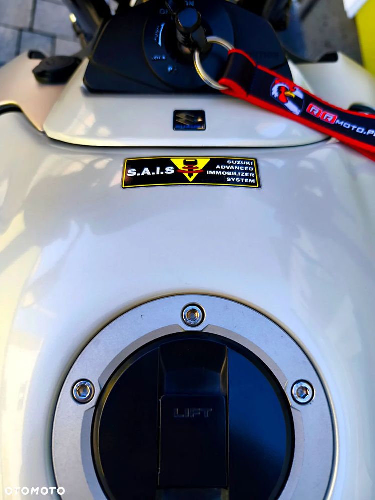 Suzuki GSR - 12