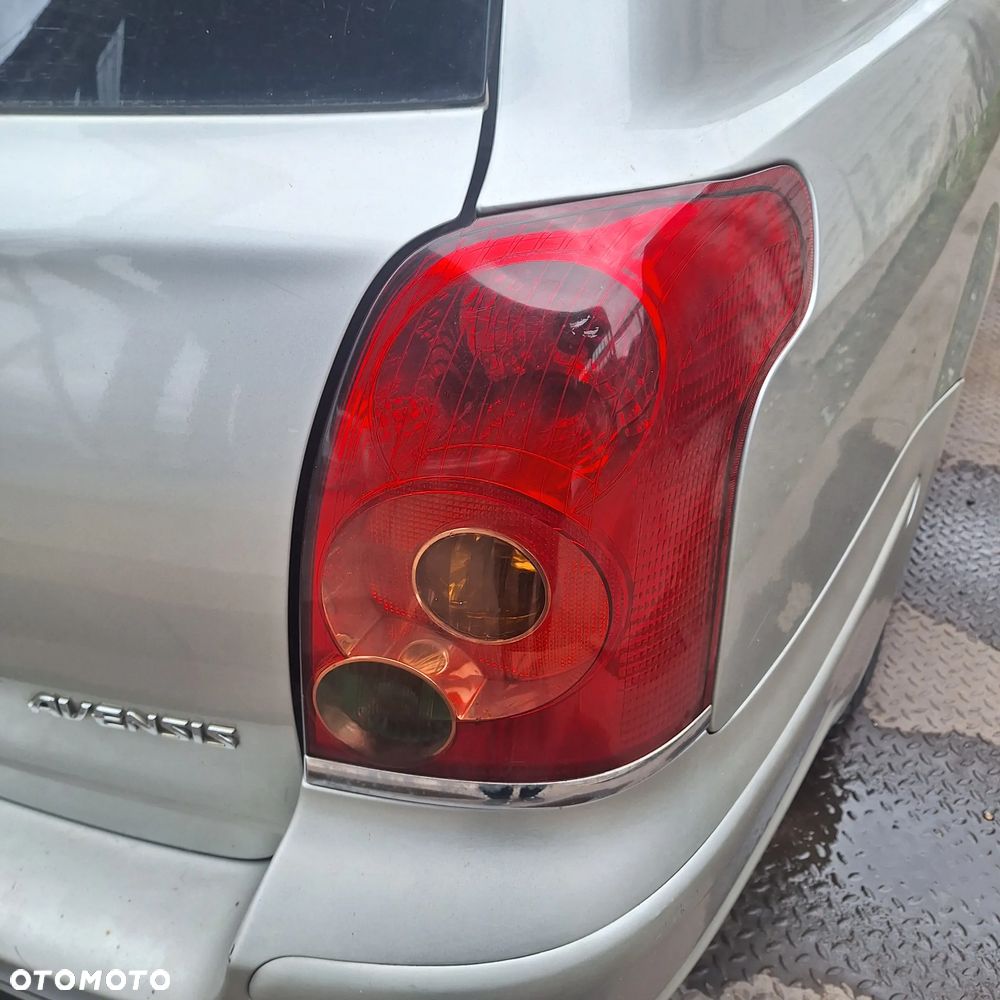 LAMPA PRAWY LEWY TYL TOYOTA AVENSIS T25 KOMBI - 2