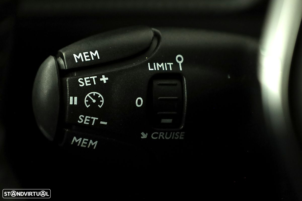 Peugeot 2008 1.2 PureTech Allure - 17