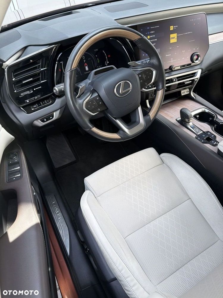 Lexus RX 450h+ Omotenashi - 10