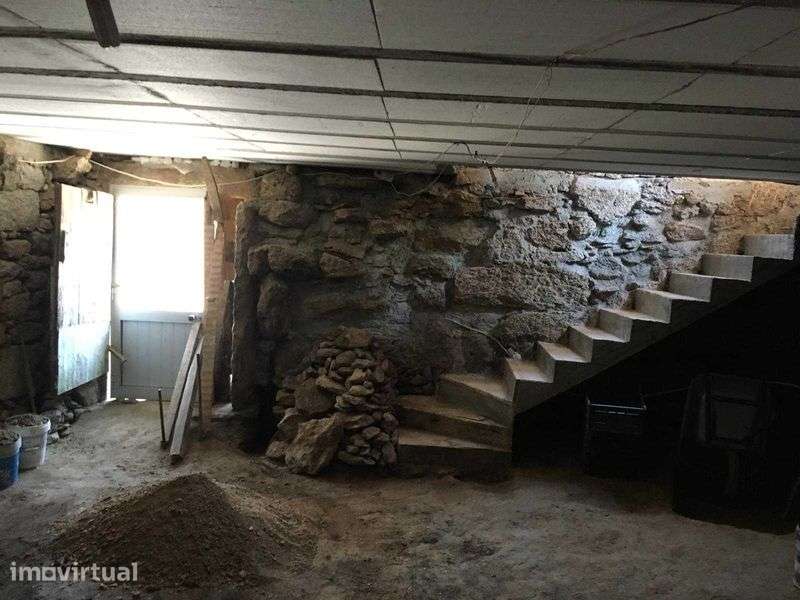 Casa já com placa, escada em betão e janelas novas (Monção) - Grande imagem: 5/8