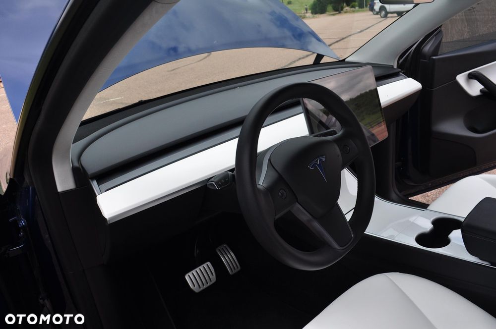 Tesla Model Y - 12