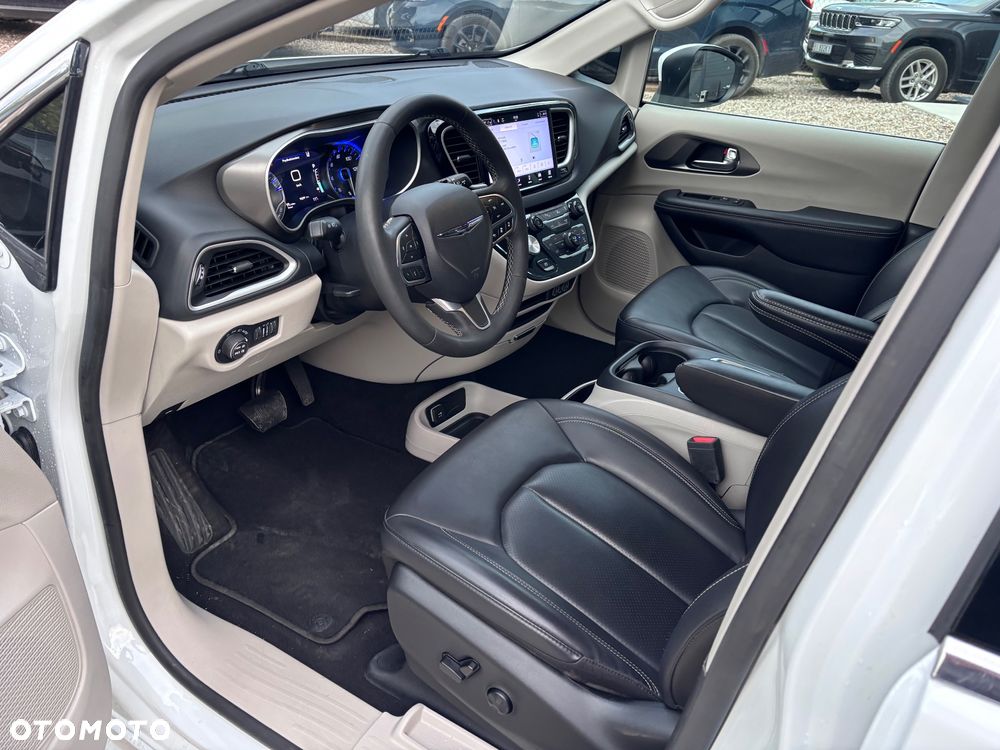 Chrysler Pacifica - 16