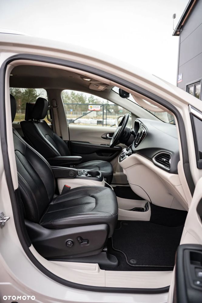 Chrysler Pacifica - 30