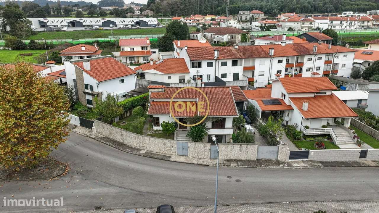 Moradia T4 c sótão e piso inferior em Santo Adrião - V. N. F. - Grande imagem: 4/39