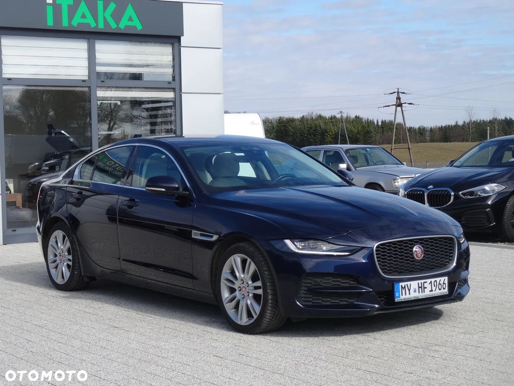 Jaguar XE 2.0 D180 R-Dynamic SE - 1