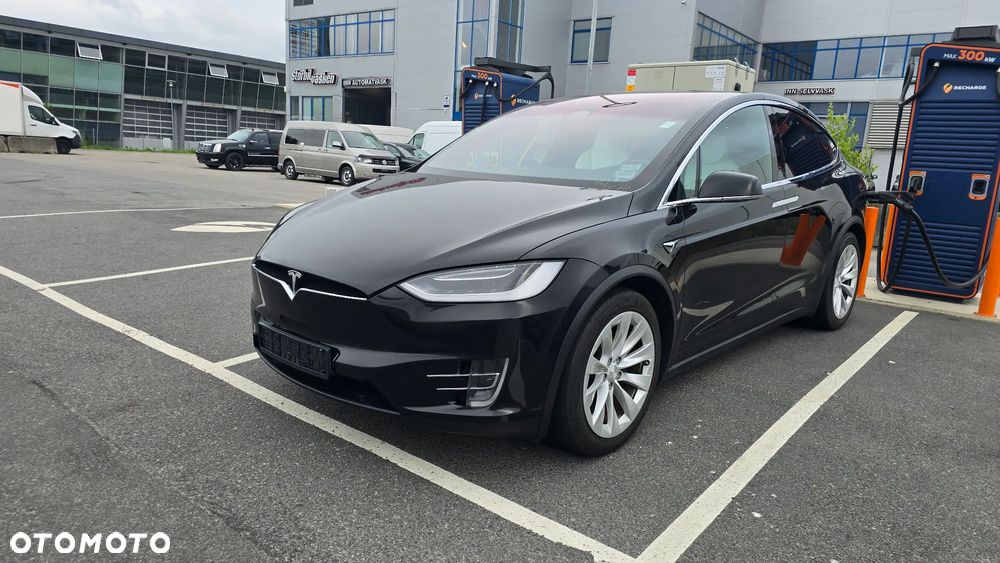 Tesla Model X - 8