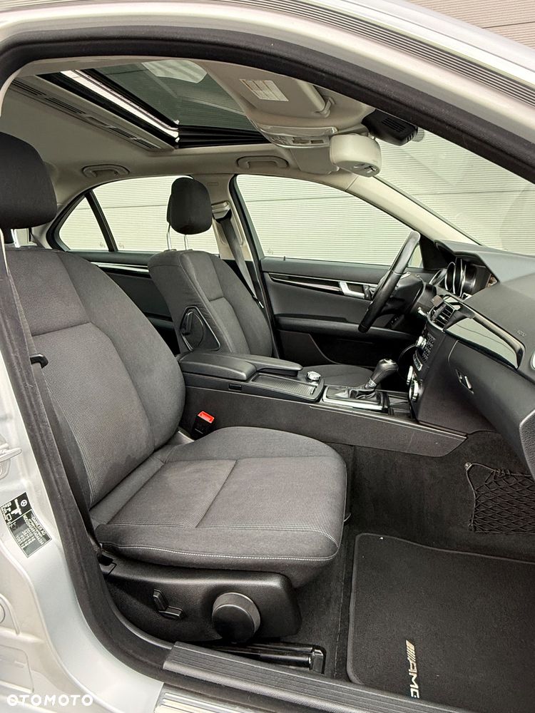 Mercedes-Benz Klasa C 180 CGI Automatik BlueEFFICIENCY Elegance - 29