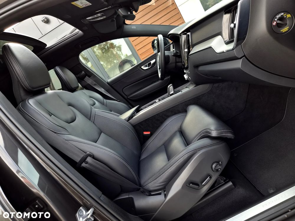 Volvo XC 60 T6 Plug-In Hybrid AWD Plus Black Edition - 11