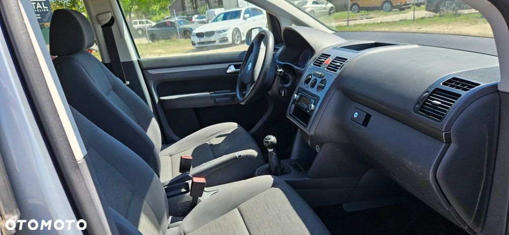 Volkswagen Touran - 24