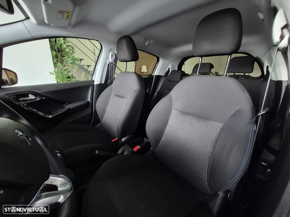 Peugeot 208 1.2 PureTech Signature - 8