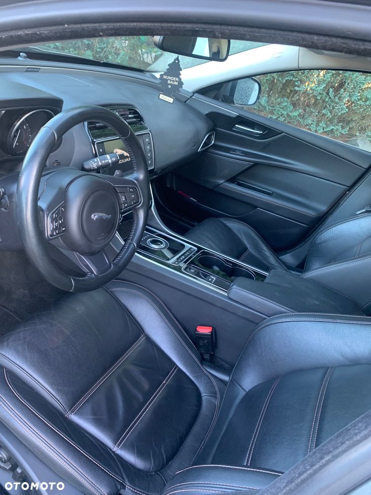Jaguar XE - 19