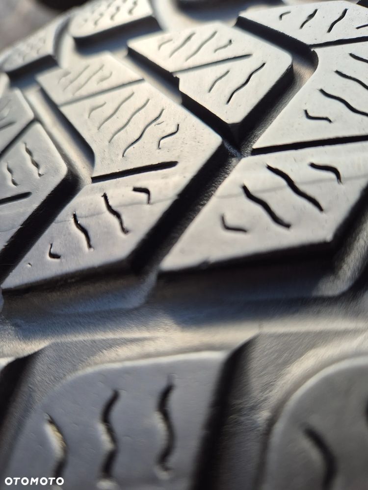 4x 235/45R19 Pirelli SottoZero 3 - 2