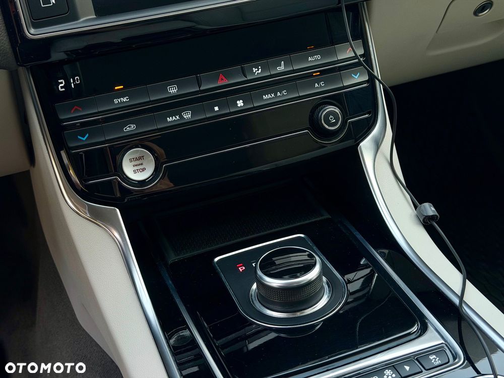 Jaguar XE 20d Prestige - 11