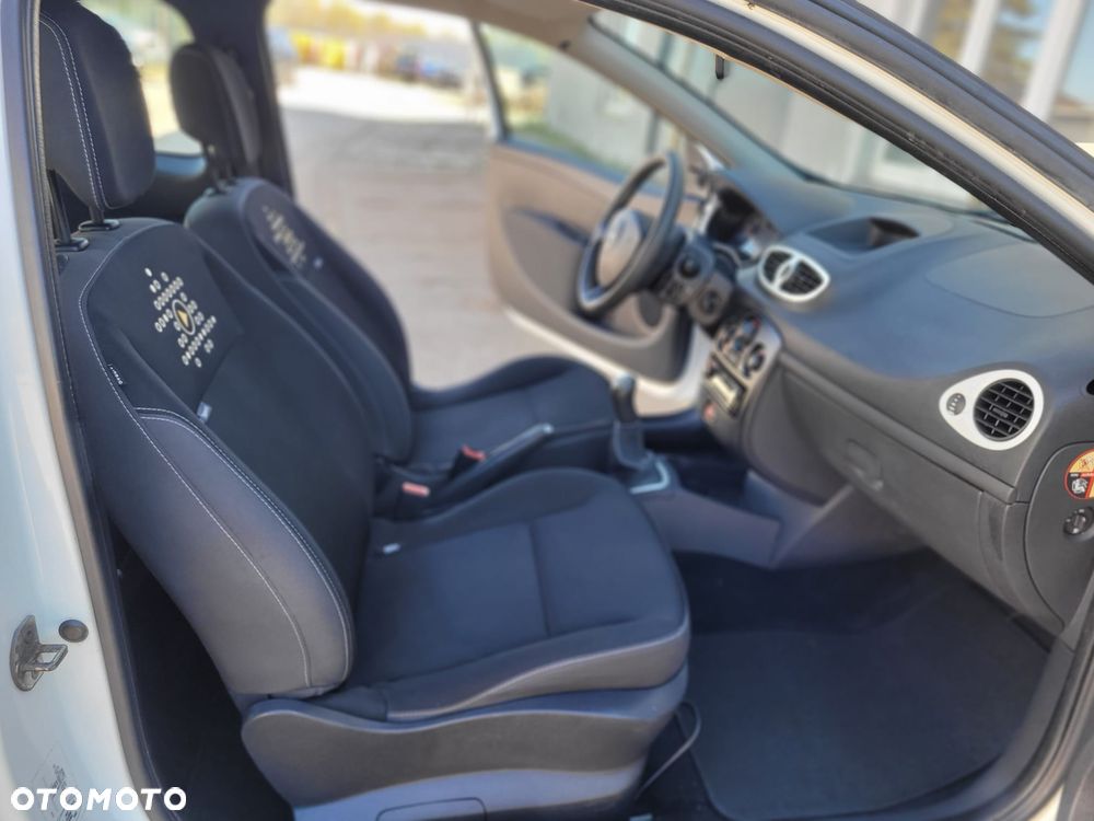 Renault Clio 1.2 16V 75 Dynamique - 11