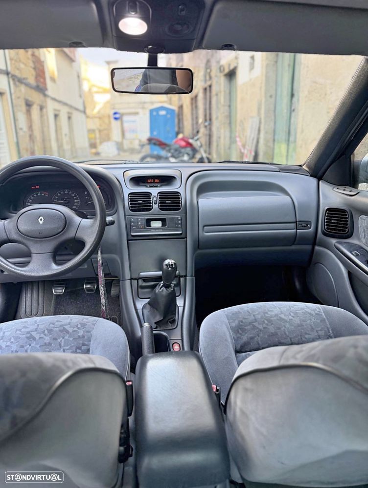 Renault Laguna 1.8 RT - 4