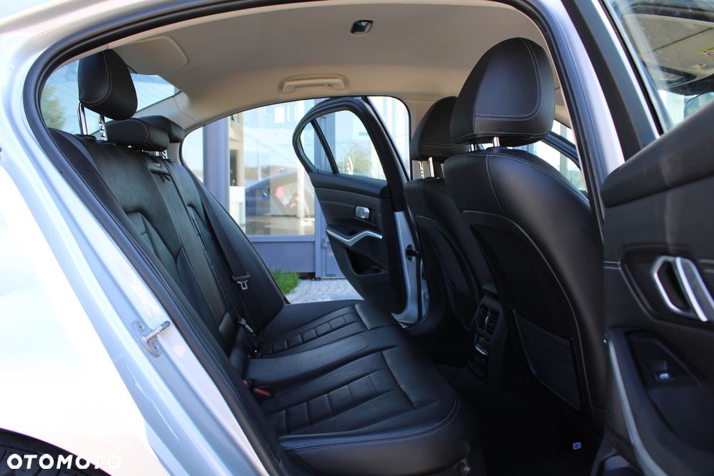 BMW Seria 3 330i Sport Line - 31