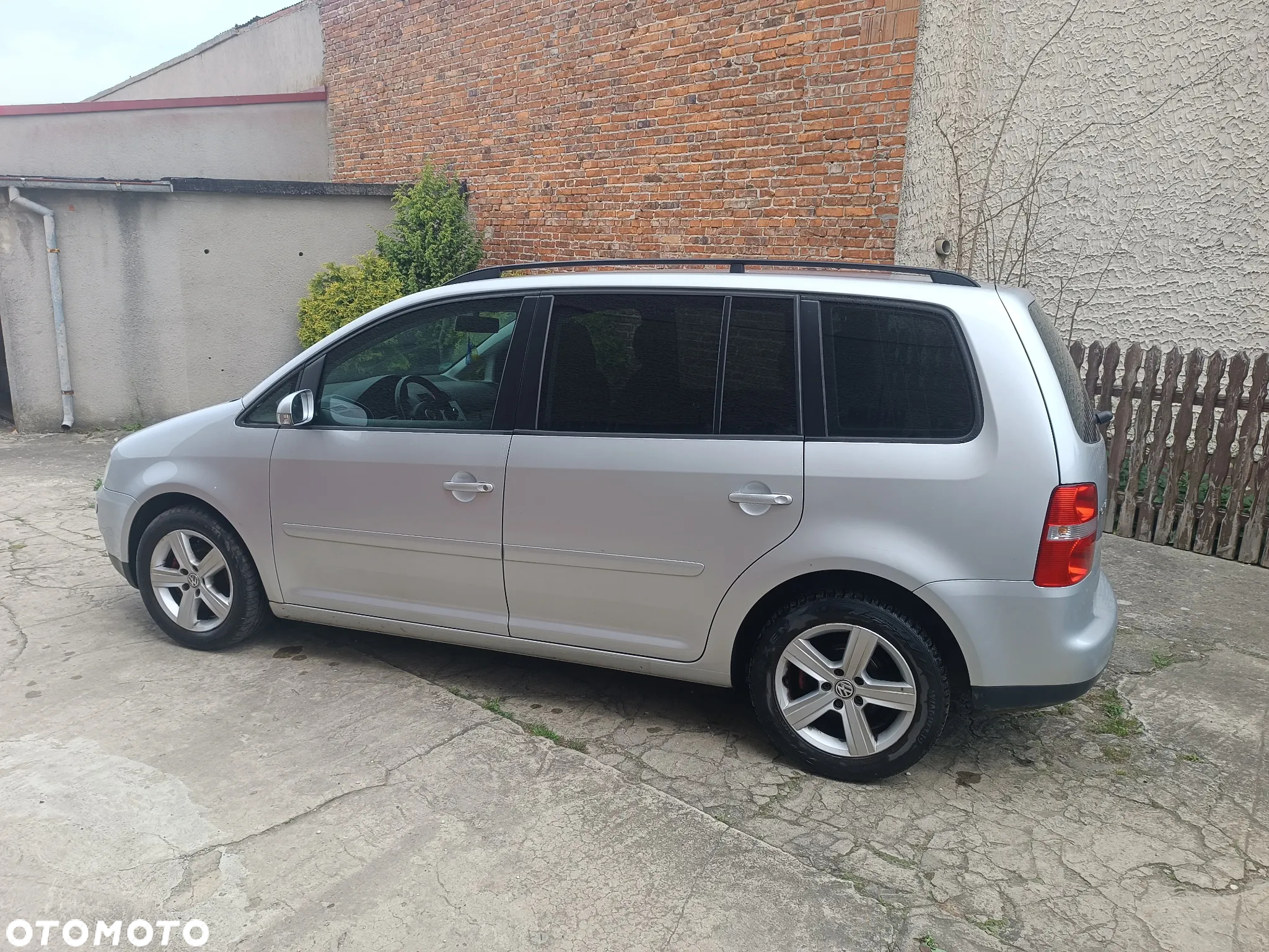 Volkswagen Touran 1.6 FSI Basis - 4