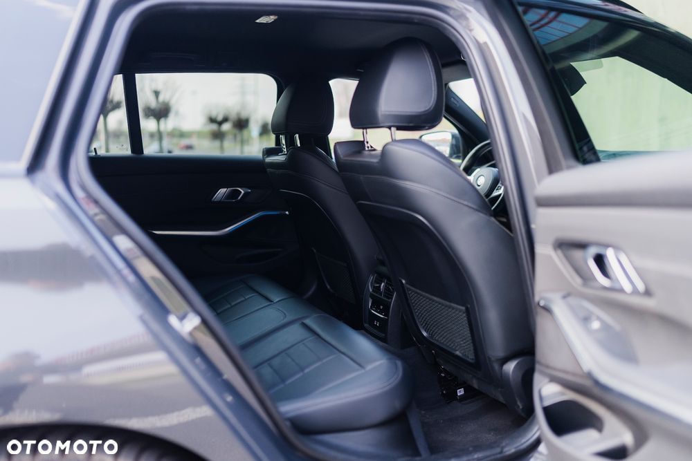 BMW Seria 3 330i Edition M Sport Shadow - 25